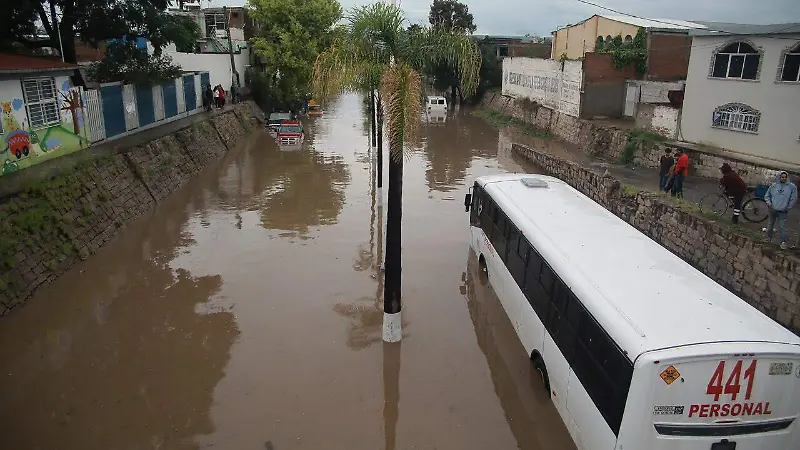 Intensas lluvias provocan inundación en el bulevar Primo de Verdad de la ciudad de Durango 